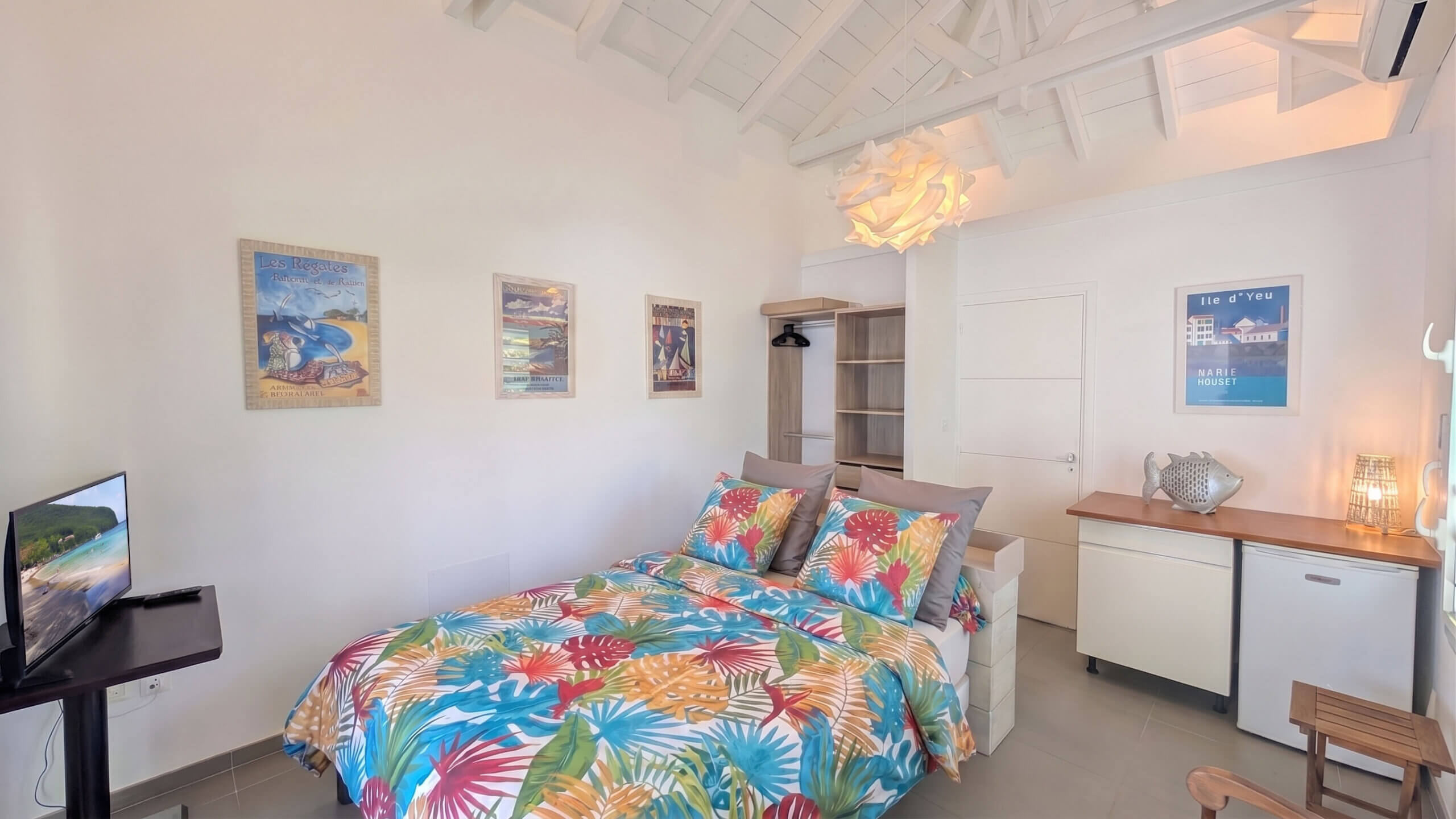 Chambre indépendante de la Villa avec accès par la terrasse et salle de douche privative