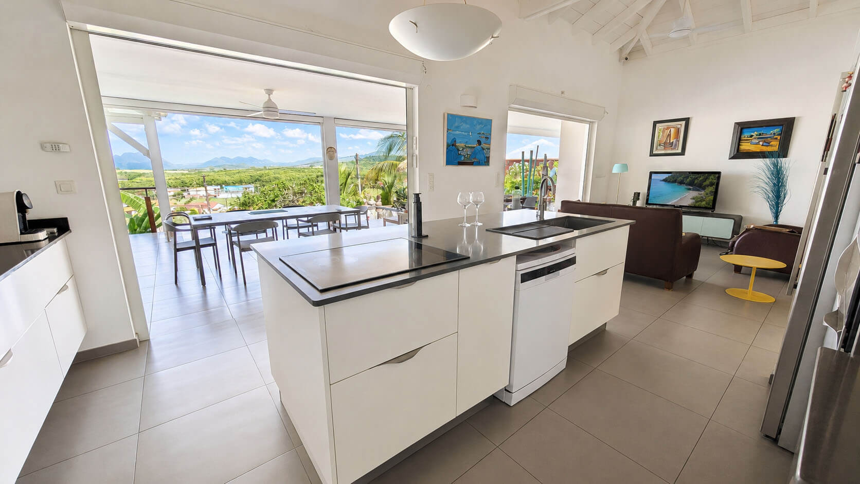 Cuisine équipée avec îlot central de la Villa Corail à Sainte-Luce
