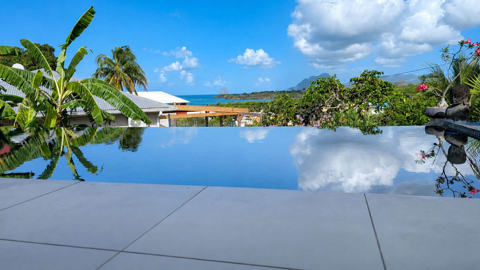 Piscine à débordement de la Villa Corail avec vue sur la mer des Caraïbes et le Rocher du Diamant