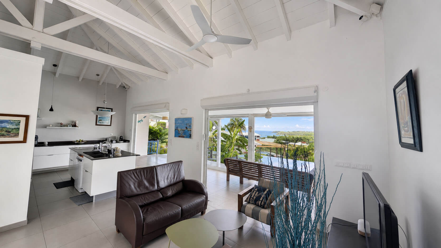 Salon lumineux de la Villa Corail ouvert sur la terrasse et la vue mer