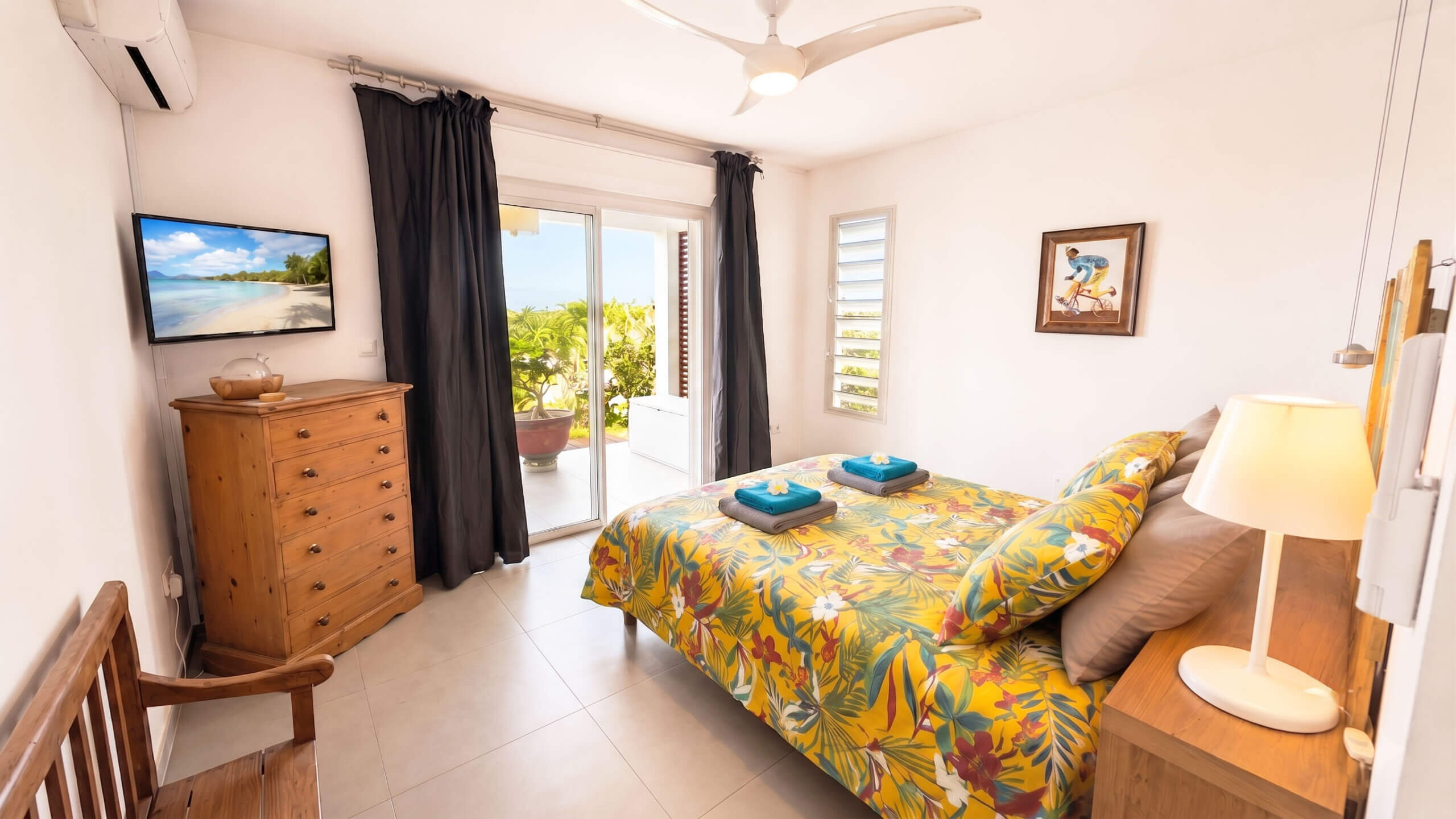 Suite climatisée de la Villa Corail avec dressing et douche extérieure privative à Sainte-Luce