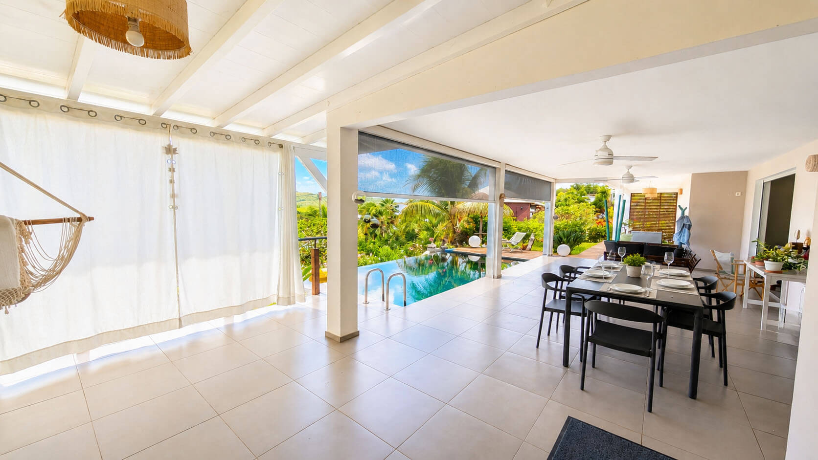 Grande terrasse ouverte sur la piscine à débordement de la Villa Corail à Sainte-Luce