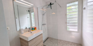 Salle de douche privative de la chambre 2 de la Villa Corail, située de l’autre côté du couloir