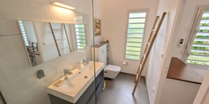 Salle de douche privative avec WC de la chambre 3 indépendante de la Villa Corail