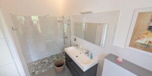 Salle de douche privative de la chambre 3 indépendante avec double vasque