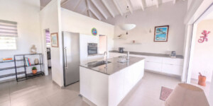 Cuisine équipée de la Villa Corail avec îlot central à Sainte-Luce