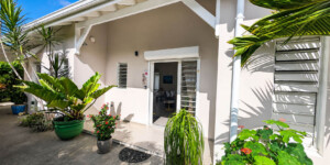 Entrée de la Villa Corail entourée de végétation tropicale