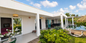 Façade de la Villa Corail avec terrasse couverte, jardin tropical et piscine à Sainte-Luce