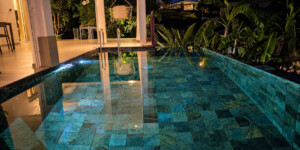 Piscine à débordement éclairée de la Villa Corail de nuit à Sainte-Luce