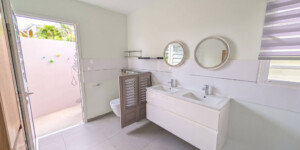 Salle de bains privative de la suite 1 de la Villa Corail à Sainte-Luce