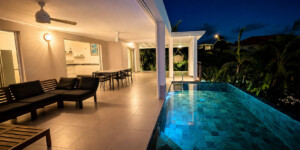 errasse et piscine à débordement éclairées de la Villa Corail de nuit à Sainte-Luce