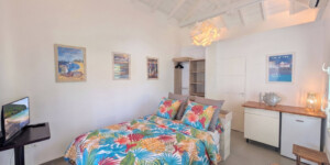 Chambre indépendante de la Villa avec accès par la terrasse et salle de douche privative