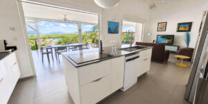 Cuisine équipée avec îlot central de la Villa Corail à Sainte-Luce