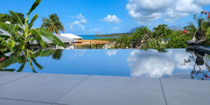Piscine à débordement de la Villa Corail avec vue sur la mer des Caraïbes et le Rocher du Diamant