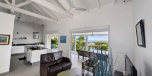 Salon lumineux de la Villa Corail ouvert sur la terrasse et la vue mer