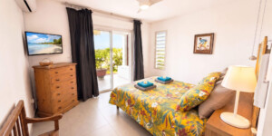 Suite climatisée de la Villa Corail avec lit double et accès direct à la terrasse